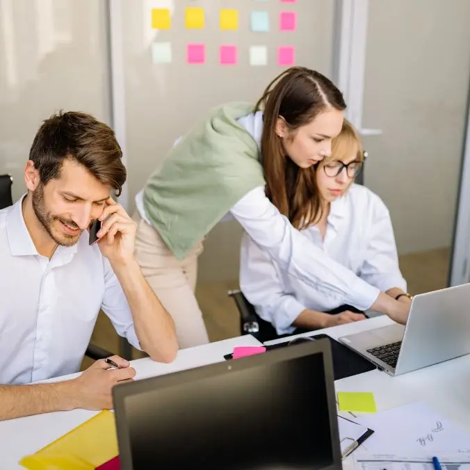 verbindende leidinggevende geeft uitleg aan teamleden